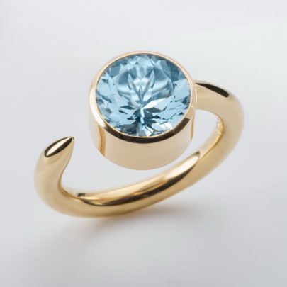 Goldring mit Aquamarin vom Juwelier in Köln