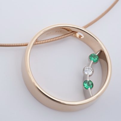 Hula Hoop - Hals-Schmuck mit Smaragden und Brillant vom Juwelier in Köln