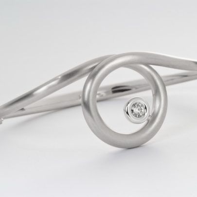 Looping Platin-Armreif mit Brillant vom Juwelier in Köln