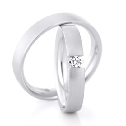 matte Weißgold Trauringe mit Brillant in Köln bei Juwelier Mommen am Neumarkt