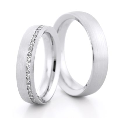 Trapez Trauringe mit Kanalfassung in Köln bei Juwelier Mommen am Neumarkt.