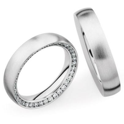 Trapez Trauringe mit seitlichen Brillanten vom Juwelier am Neumarkt in Köln