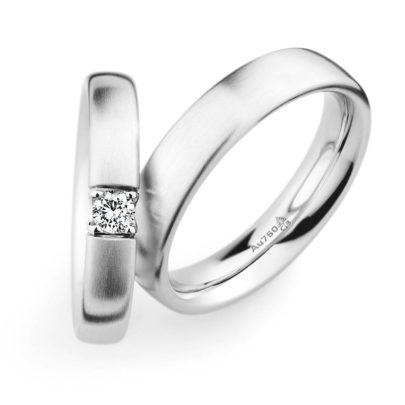 matte Trauringe in Weißgold mit Brillant von Juwelier Mommen am Neumarkt in Köln