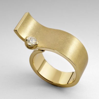 Wave - Diamantring in Gelbgold vom Juwelier in Köln