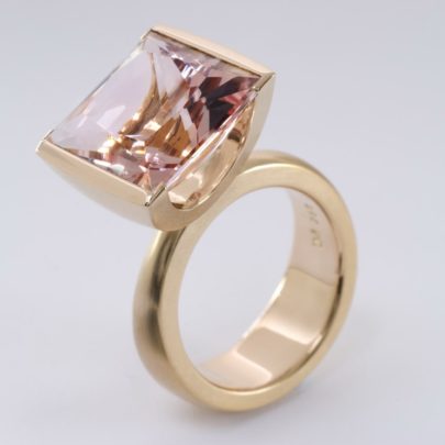 Prinzessin gesucht - Cocktailring in Roségold mit Morganit vom Juwelier in Köln
