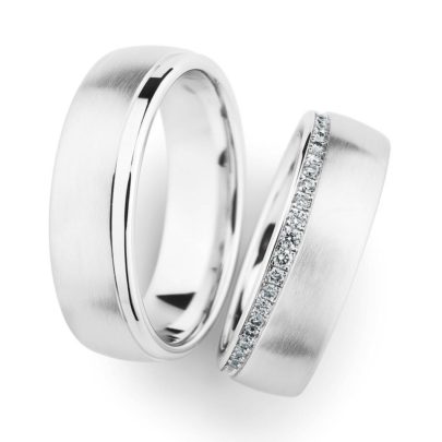 Weißgold Trauringe mit seitlichen Brillanten in Köln beim Trauringjuwelier am Neumarkt.