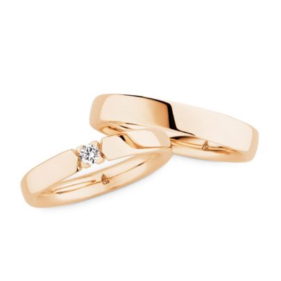 glänzende Roségold-Trauringe mit Brillant von Juwelier Mommen am Neumarkt in Köln.
