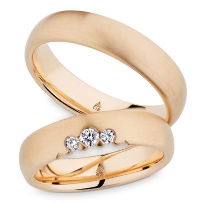 matte Roségold-Trauringe mit Brillanten von Juwelier Mommen am Neumarkt in Köln.